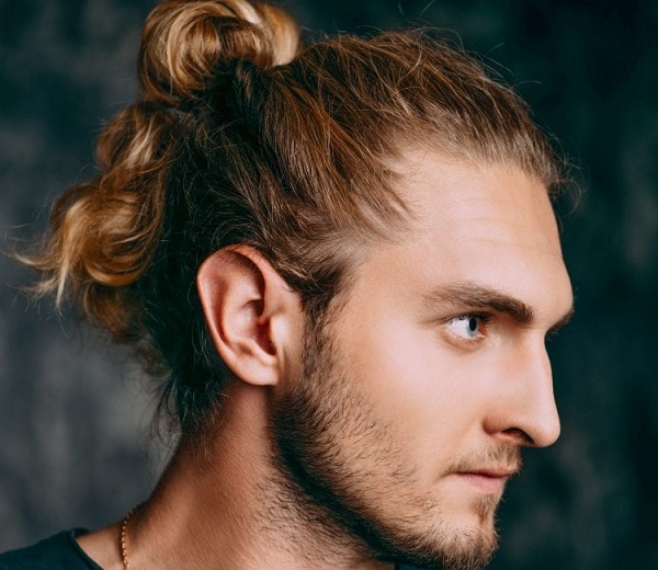 Moderne muške frizure za kovrčavu kosu – M stil