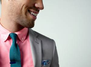 Kombinacija ružičaste košulje i kravate