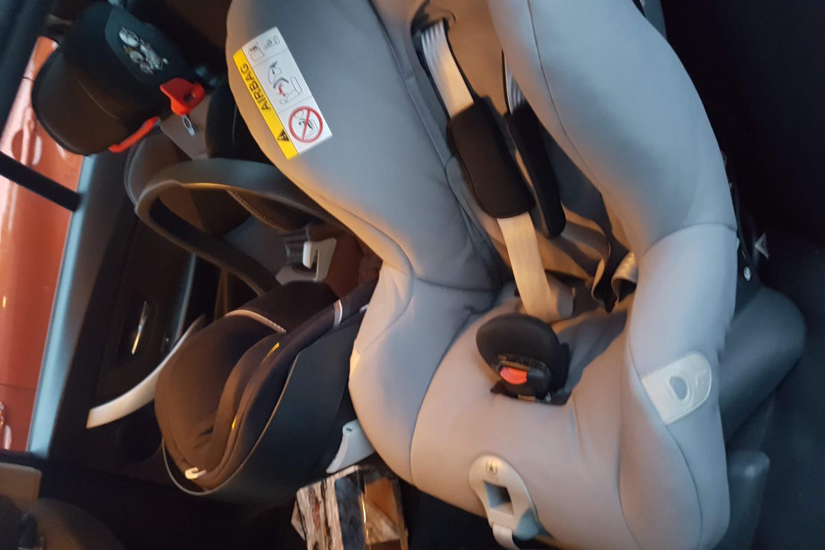 Kako staviti 3 autosjedalice u auto